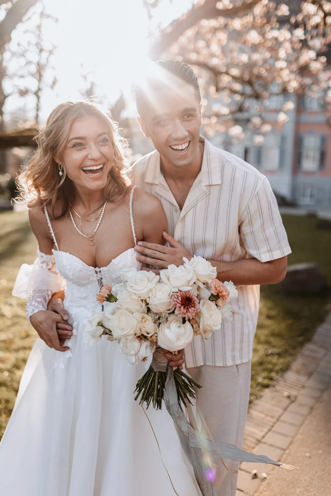 Hochzeit CHANGA Koblenz, lachendes Brautpaar mit Blumenstrauß