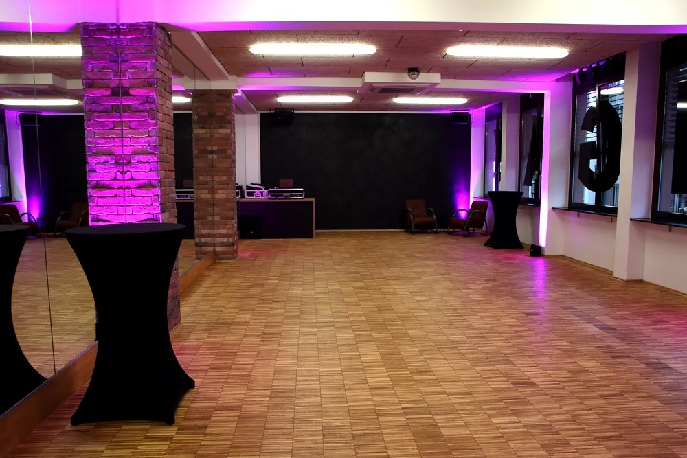 Raum B im Tanzstudio CHANGA Koblenz mit DJ-Pult und Eventfläche