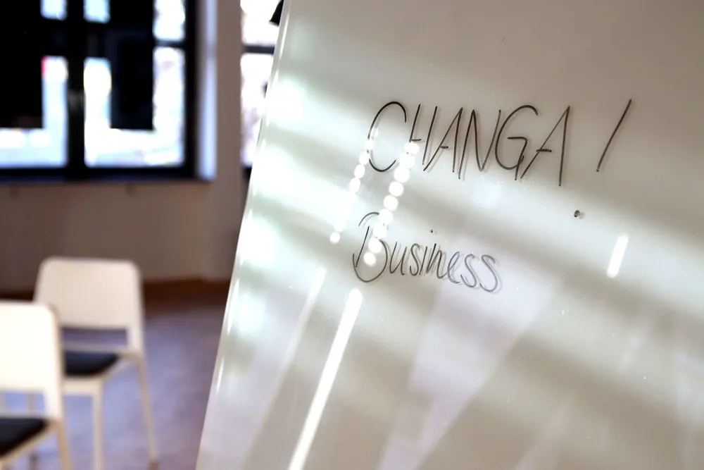 Whiteboard und Business-Setup im CHANGA Seminarraum Koblenz
