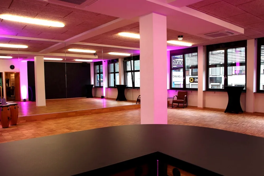 Raum A im Tanzstudio CHANGA Koblenz mit Spiegelwand und Tanzfläche