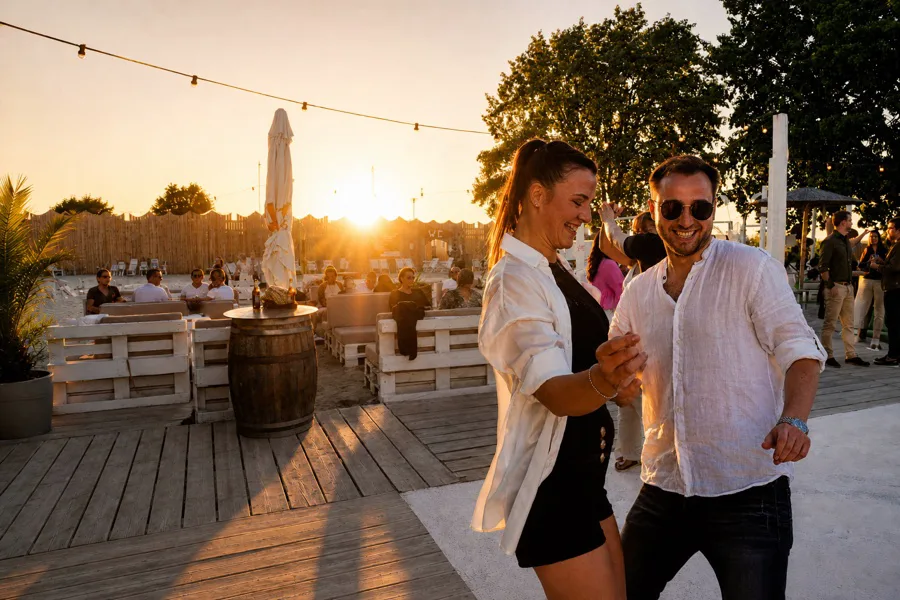 Tanzpaar tanzt Salsa beim CHANGA Latin Open Air am Neuma Beach in Neuwied